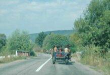Romi lăpușeni, la cerșit pe Valea Izei