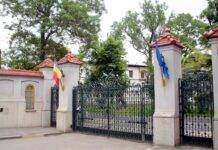 La castel în poartă, oare cine bate…