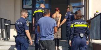 Fată de 17 ani, agresată de părinți