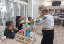 Copiii Centrului Romanii, inițiați în tainele războiului de țesut