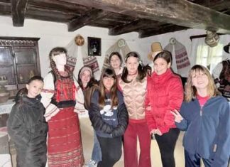 Tradiţiile au fost prezentate micuţilor de la Liceul Internaţional Baia Mare