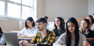 Studenţii cer universităţilor să revizuiască taxele pentru anul universitar 2027-2028
