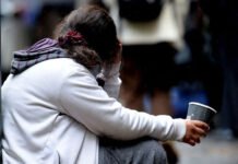 O mamă din Maramureș, arestată preventiv după ce și-a obligat fetița de 9 ani să cerșească