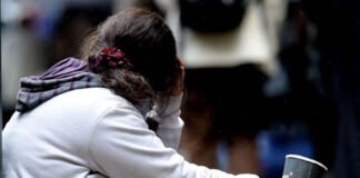 O mamă din Maramureș, arestată preventiv după ce și-a obligat fetița de 9 ani să cerșească