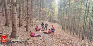 Ucraineni recuperați de salvamontiști după ce au traversat Tisa înot